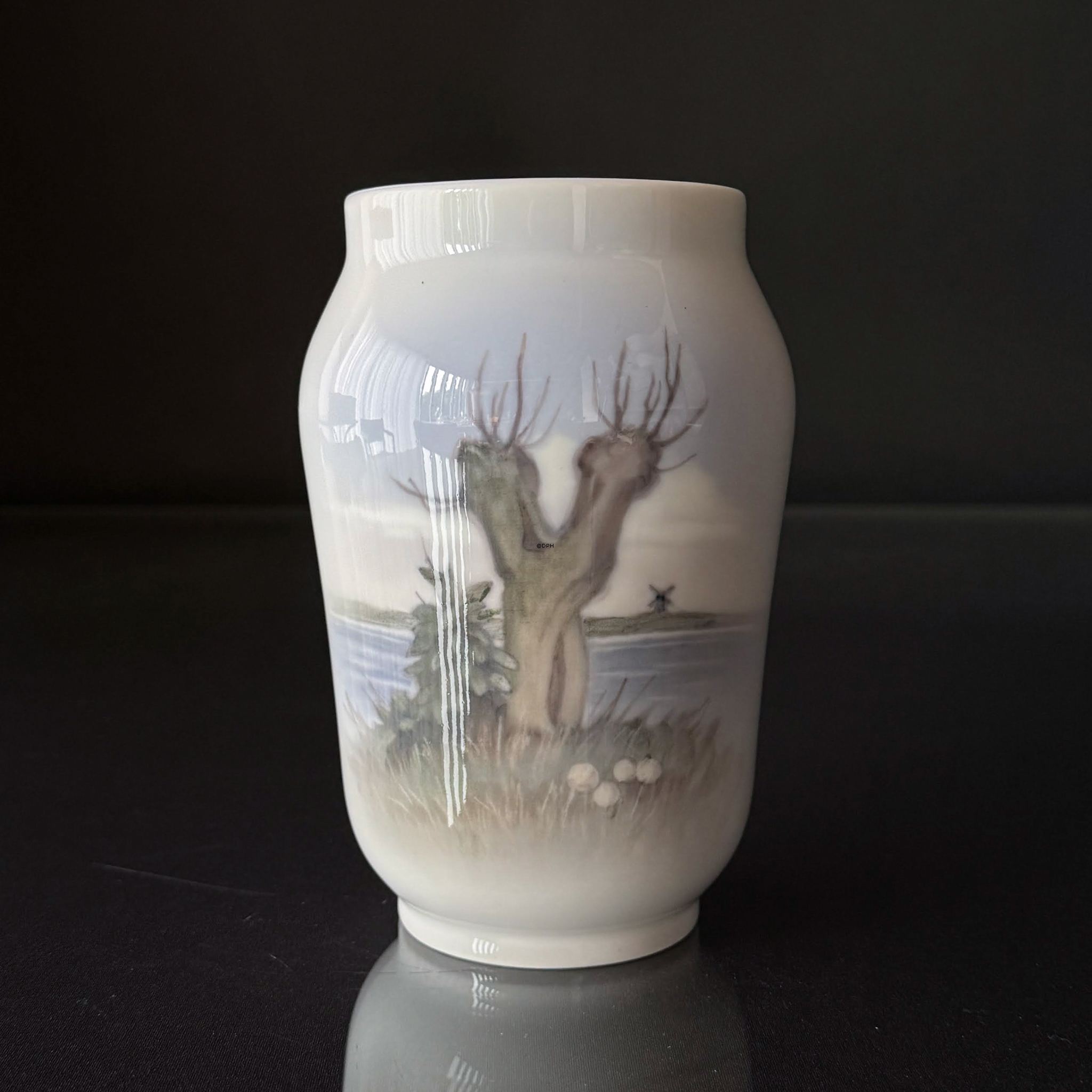 Vase med Landskab, Royal Copenhagen nr. 2696-108