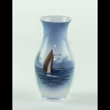 Vase mit Landschaft mit einem Segelboot auf den Wellen, Royal Copenhagen Nr. 2765-2289