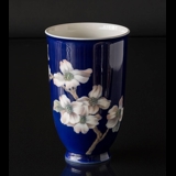 Vase mit weißer Blume auf starkem blauem Hintergrund, Royal Copenhagen Nr. 2830-3549