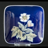 Koboltblå skål med blomst, Royal Copenhagen nr. 2839-986