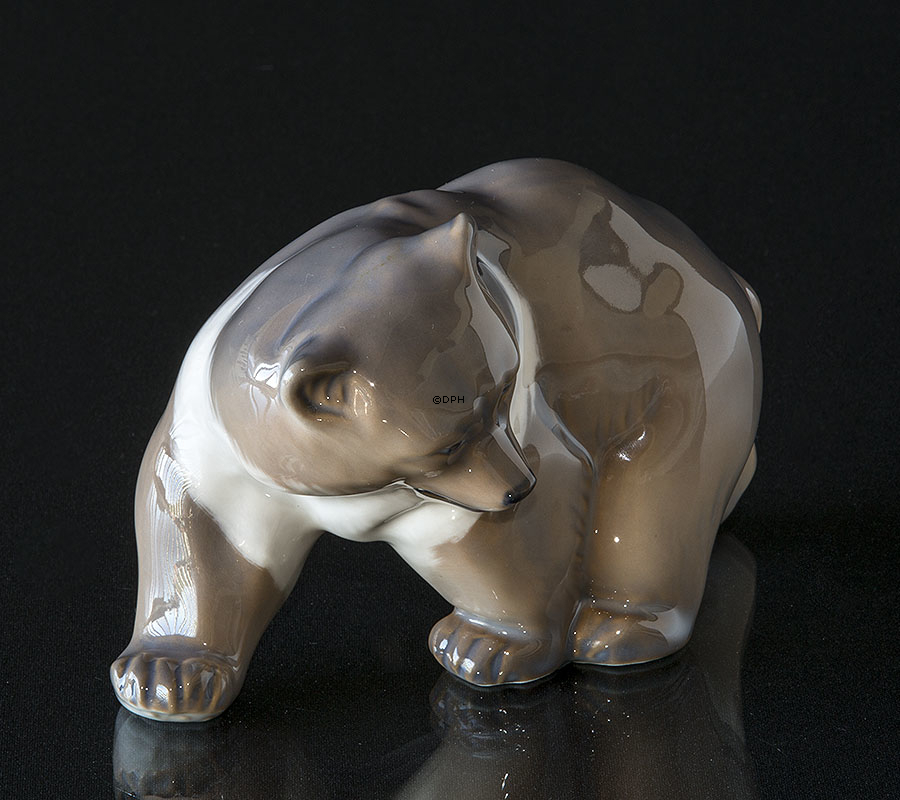 Gående brun bjørn, Royal Copenhagen figur nr. 2841