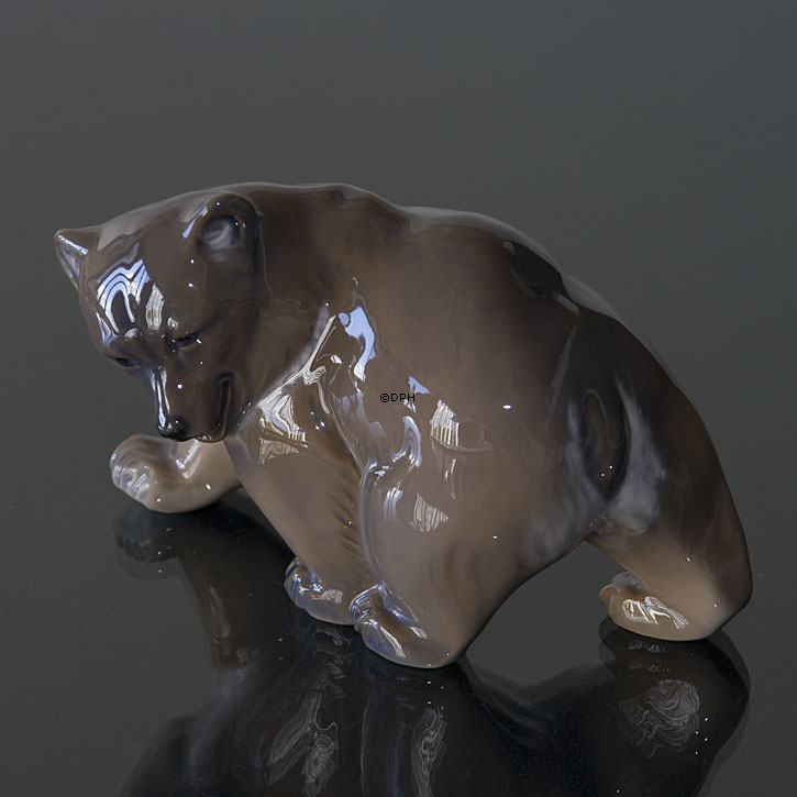 Gående brun bjørn, Royal Copenhagen figur nr. 2841