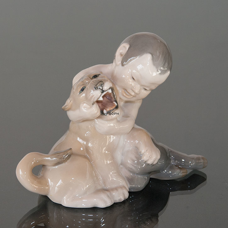 Faun med løveunge, Royal Copenhagen figur nr. 2852