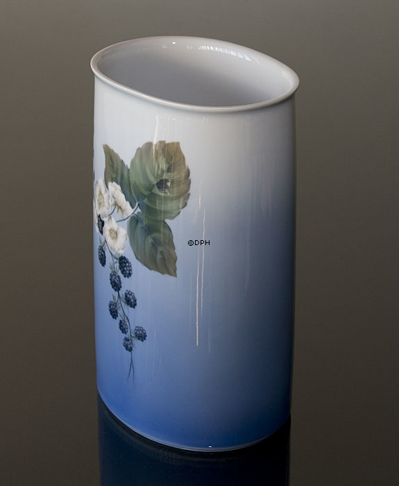 Vase med brombærranke, Royal Copenhagen nr. 288-5402