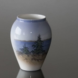 Vase mit Tannen vor einem See, Royal Copenhagen Nr. 2891-271