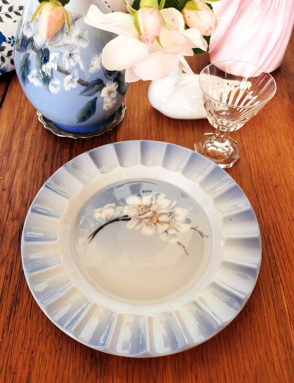 Skål med blomst, Royal Copenhagen nr. 2927-9932