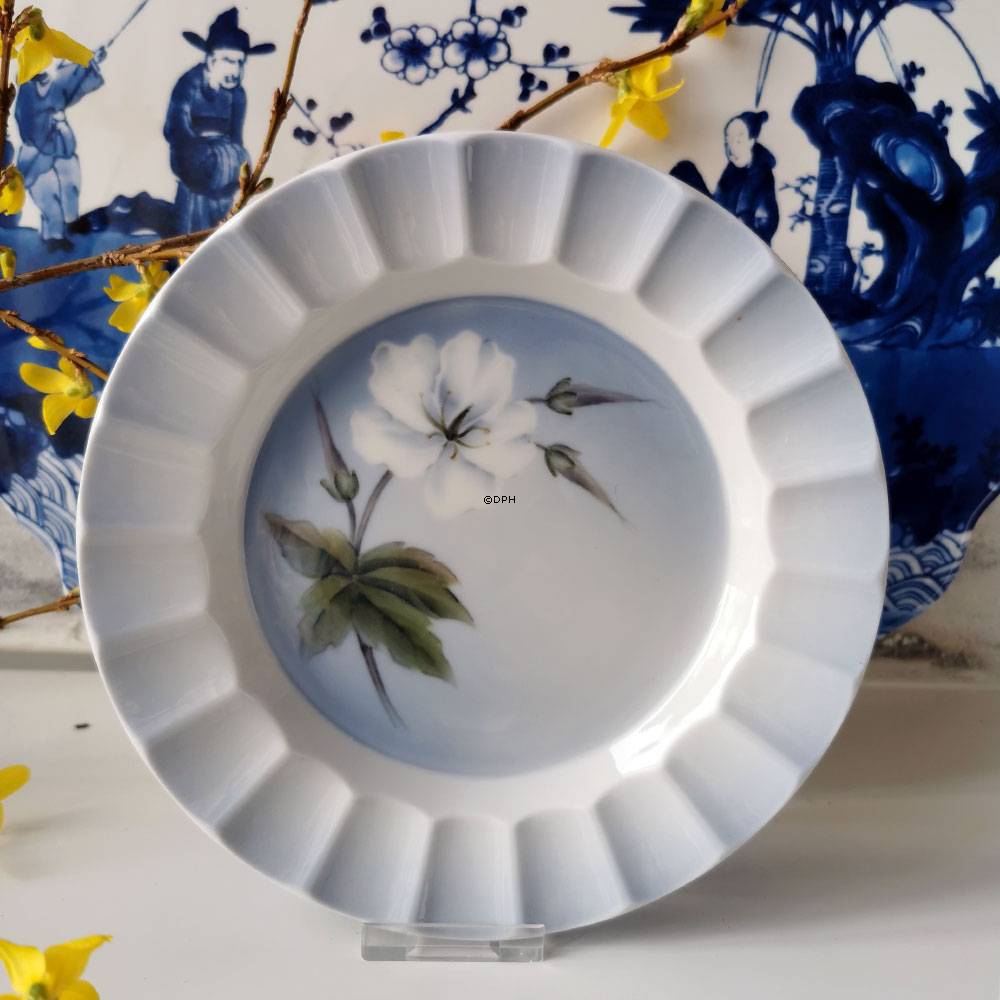 Skål med blomst, Royal Copenhagen nr. 2929-9932