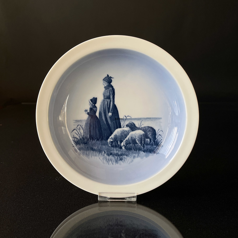 Skål med Fanø Piger, Royal Copenhagen nr. 2985-10-14115