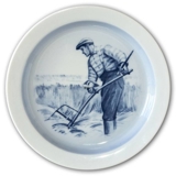 Skål/platte med landmand (høster med le), Royal Copenhagen nr. 299002-5228
