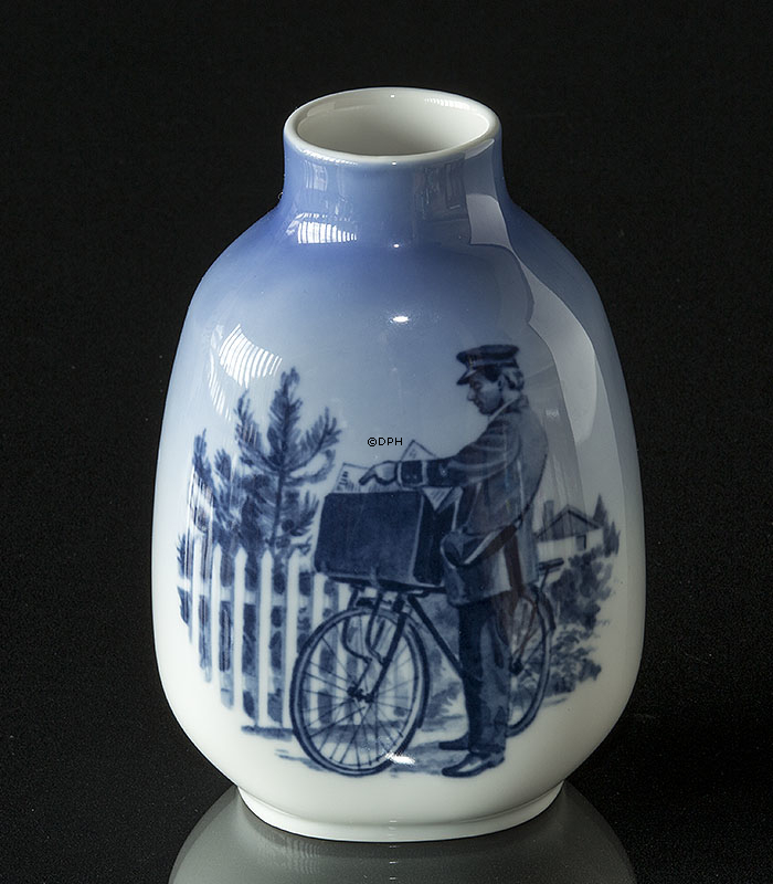 Vase med postbud på cykel af Royal Copenhagen nr. 299011-5582