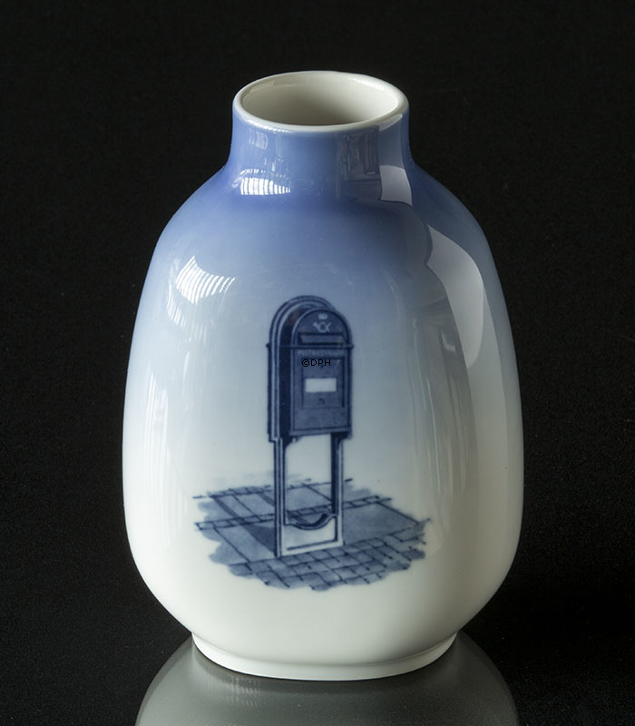 Vase med postbud på cykel af Royal Copenhagen nr. 299011-5582