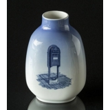 Vase med postbud på cykel af Royal Copenhagen nr. 299011-5582