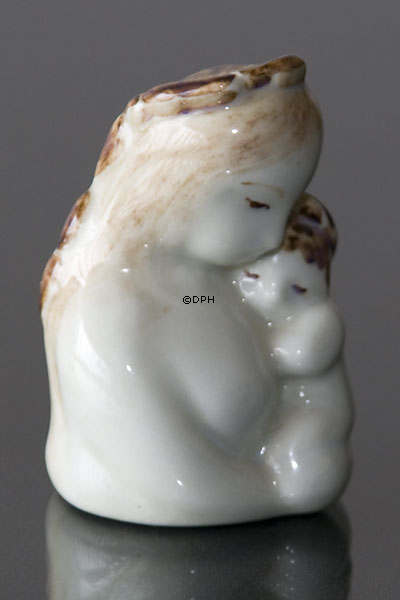 Moder med barn, Royal Copenhagen figur nr. 300-3551