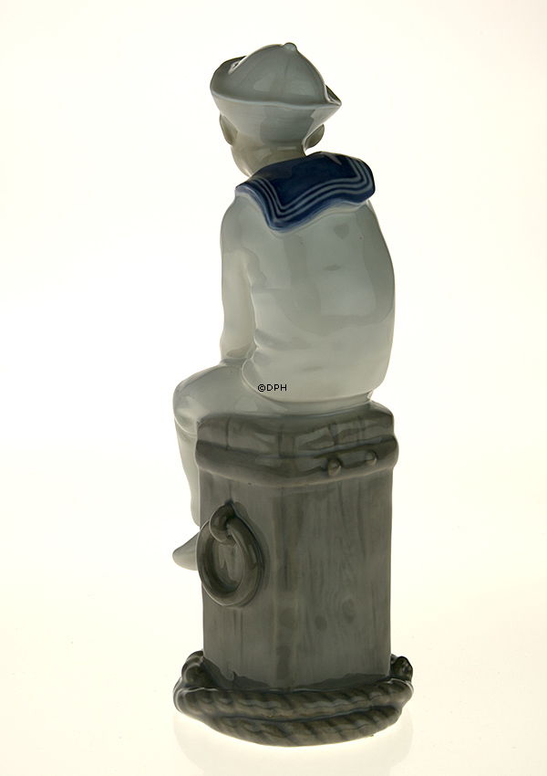 Dreng med matrostøj, siddende, (sjælden) Royal Copenhagen figur nr. 3070