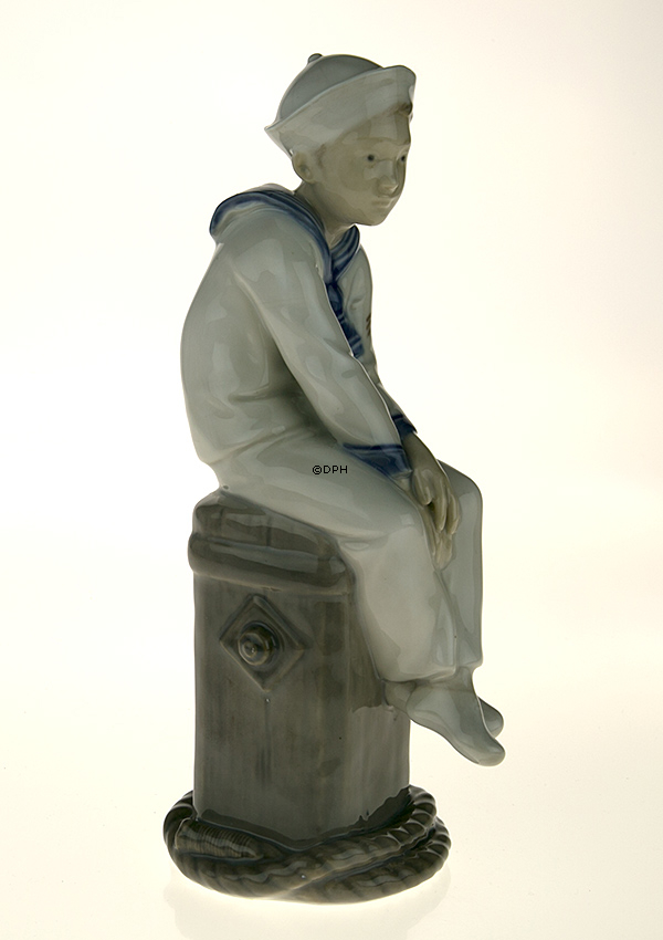 Dreng med matrostøj, siddende, (sjælden) Royal Copenhagen figur nr. 3070