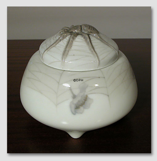 Krukke med låg, med Edderkop på låg, Royal Copenhagen nr. 317-2460