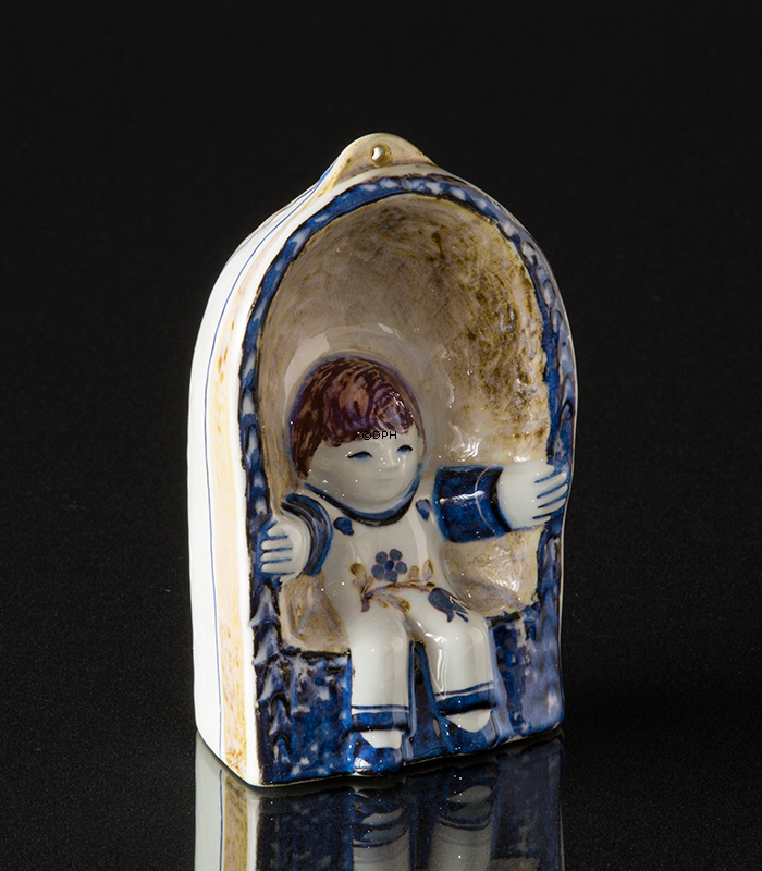 Livsglæde Dreng i kurvestol Fajancefigur fra Royal Copenhagen