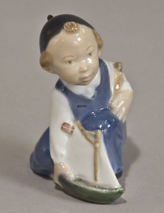 Dreng med sejlskib, Royal Copenhagen figur nr. 3272