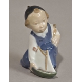 Dreng med sejlskib, Royal Copenhagen figur nr. 3272