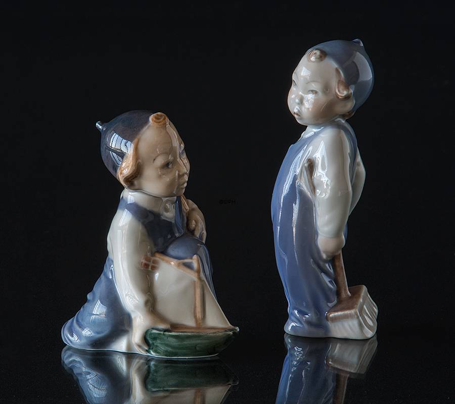 Dreng med sejlskib, Royal Copenhagen figur nr. 3272