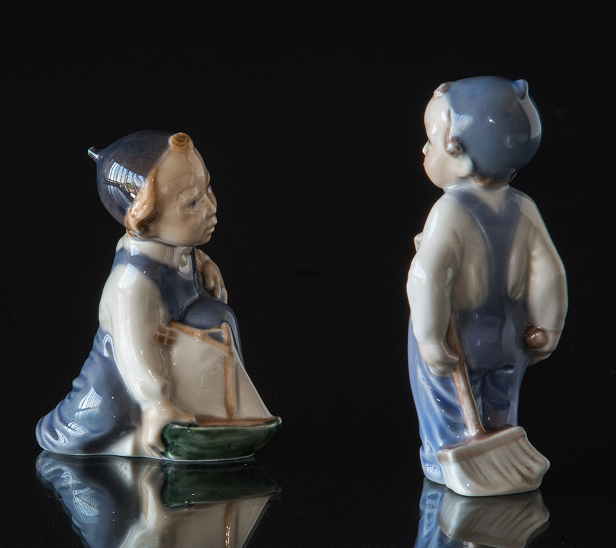 Dreng med sejlskib, Royal Copenhagen figur nr. 3272