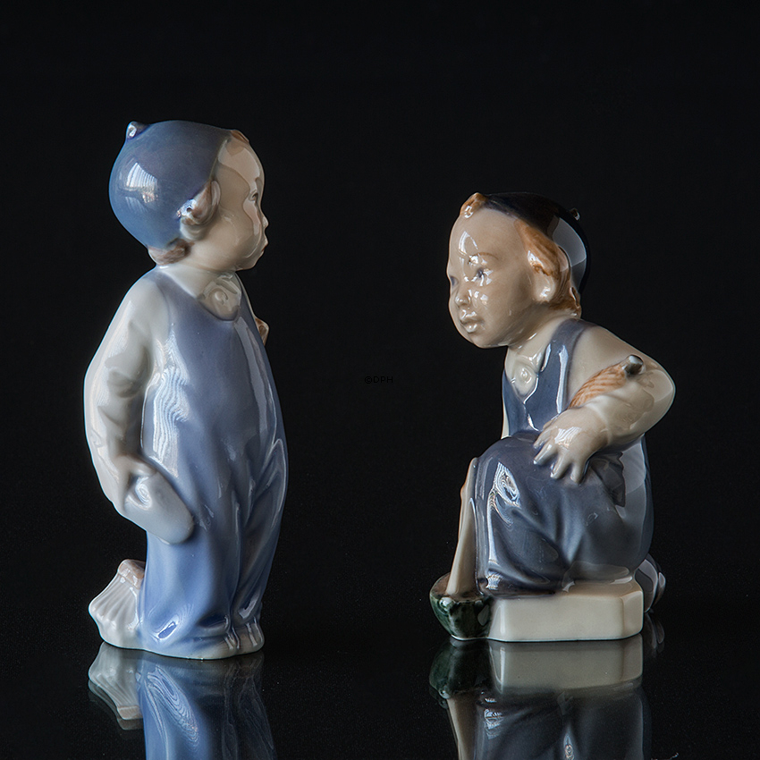 Dreng med sejlskib, Royal Copenhagen figur nr. 3272