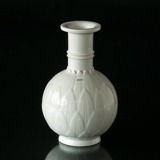 Weiße Vase mit Blattreliefs von Arno Malinowski, produziert von Royal Copenhagen Nr. 3309