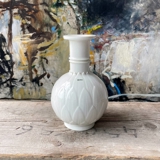 Hvid vase med bladrelief af Arno Malinowski, Royal Copenhagen nr. 3309