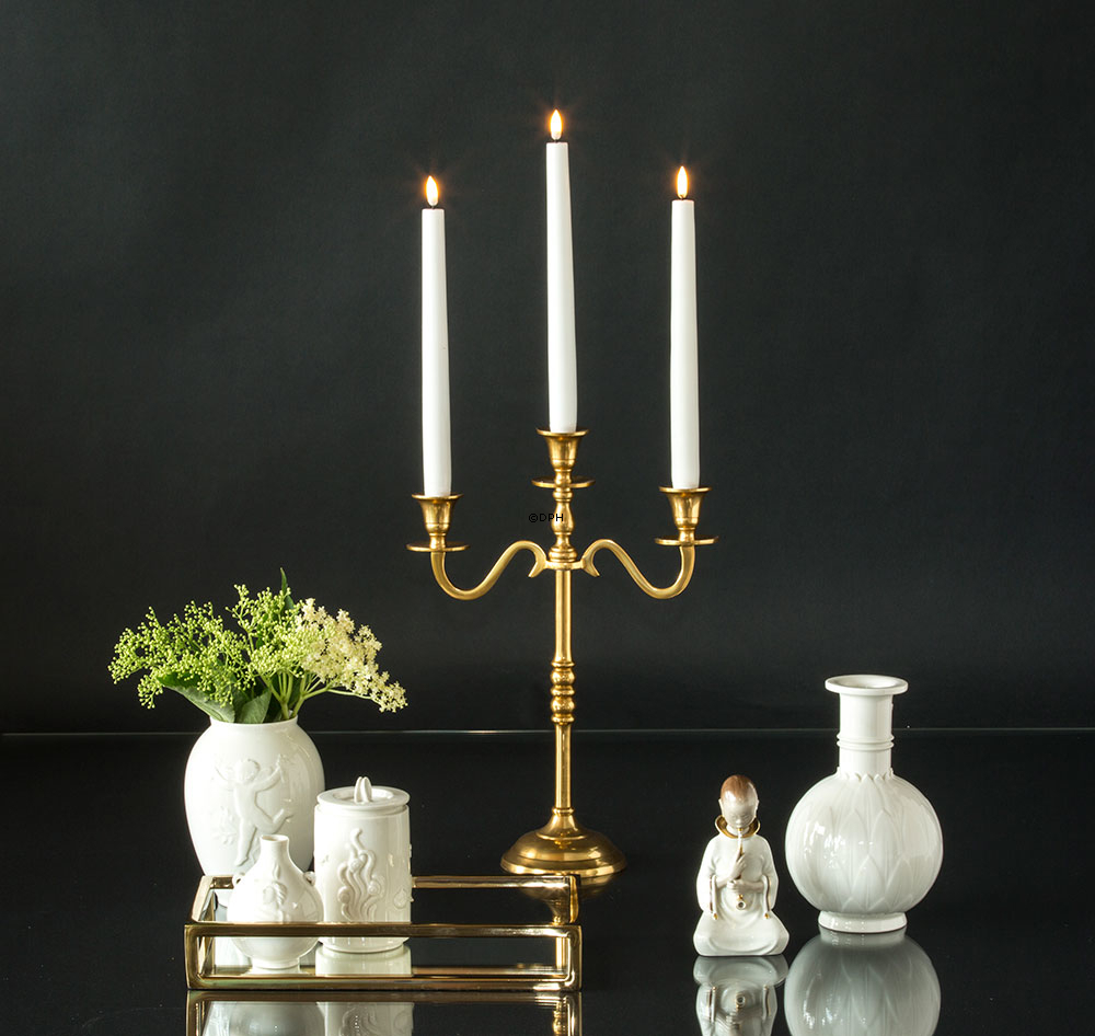 Hvid vase med bladrelief af Arno Malinowski, Royal Copenhagen nr. 3309