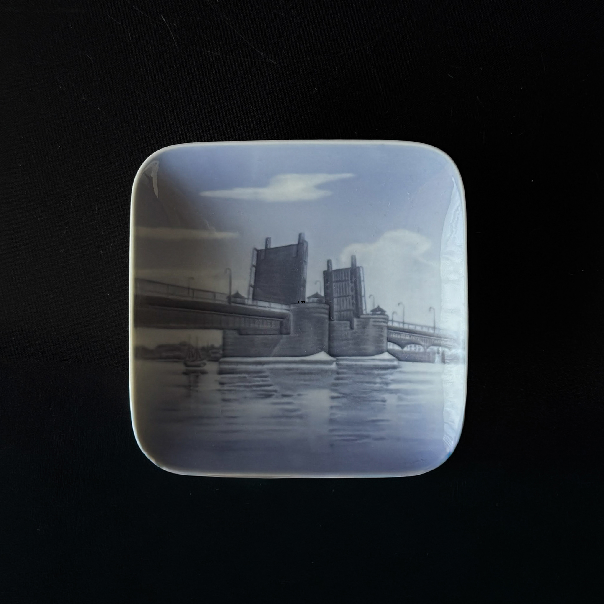 Royal Copenhagen skål med Limfjordsbroen nr. 3352