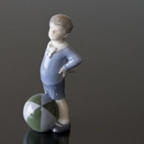 Junge mit Ball, Royal Copenhagen Figur Nr. 3542