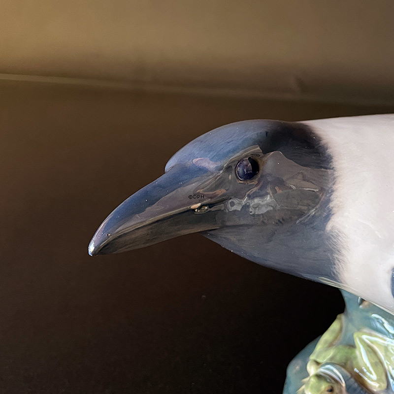 Krage, Royal Copenhagen fuglefigur nr. 365, Krage med frø