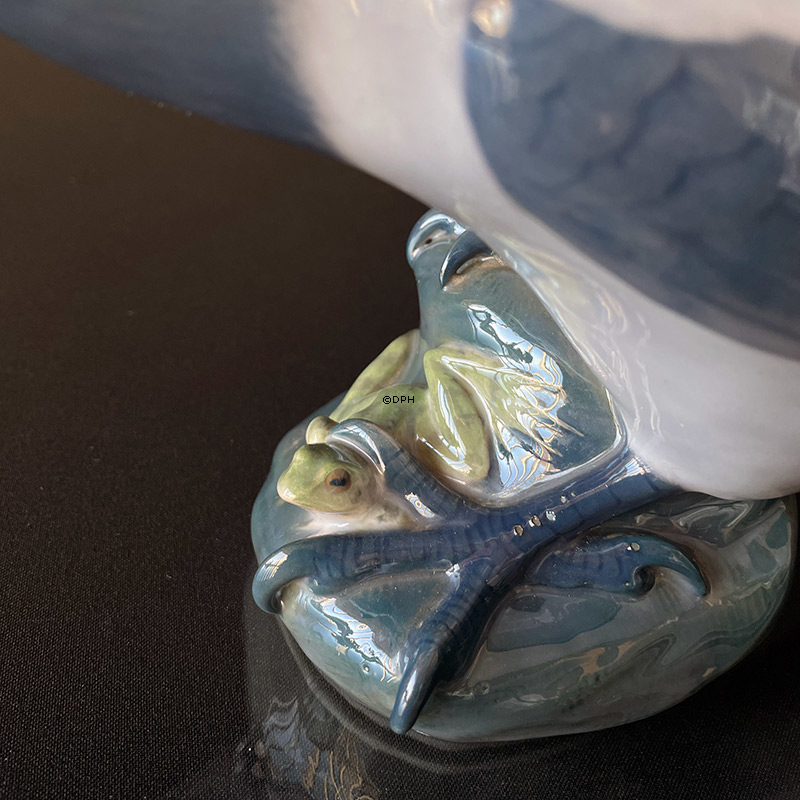 Krage, Royal Copenhagen fuglefigur nr. 365, Krage med frø