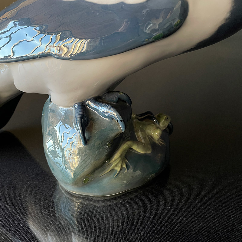 Krage, Royal Copenhagen fuglefigur nr. 365, Krage med frø