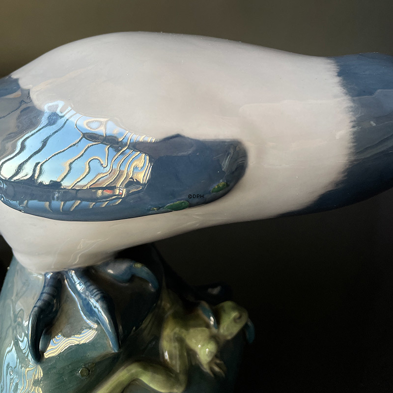 Krage, Royal Copenhagen fuglefigur nr. 365, Krage med frø