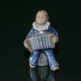 Kind mit Akkordeon, fröhliche Melodien werden gespielt, Royal Copenhagen Figur Nr. 3667