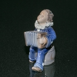 Kind mit Akkordeon, fröhliche Melodien werden gespielt, Royal Copenhagen Figur Nr. 3667