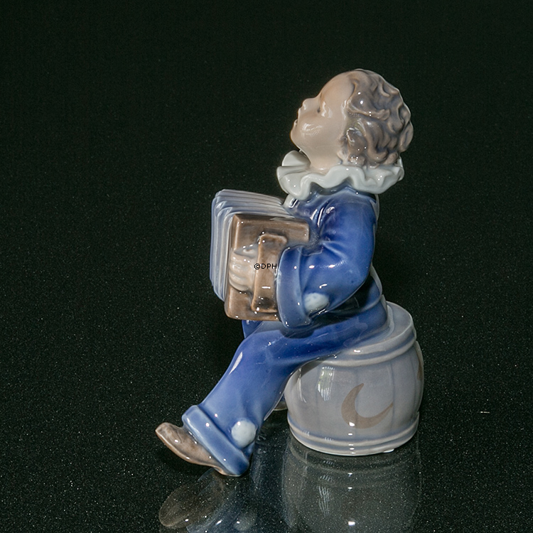 Barn med Harmonika, Royal Copenhagen figur nr. 3667