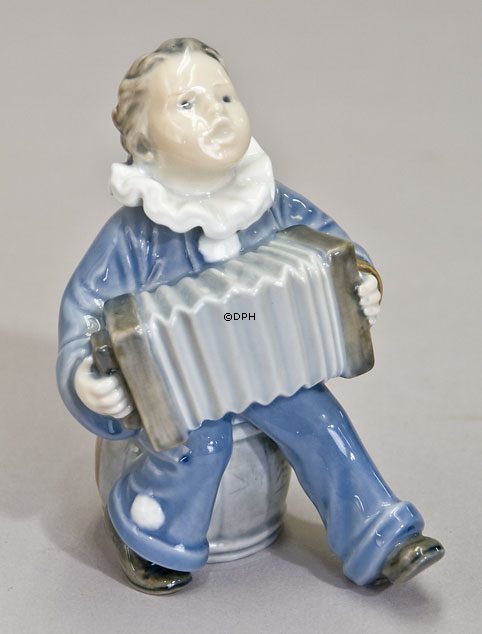 Barn med Harmonika, Royal Copenhagen figur nr. 3667