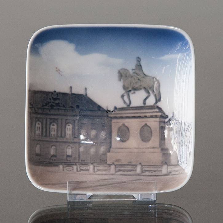 Skål med Amalienborg slot i København, Royal Copenhagen nr. 3671