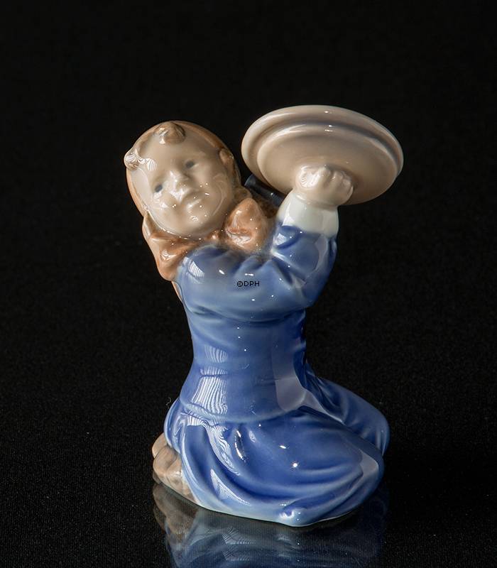 Pige med grydelåg, Royal Copenhagen figur nr. 3677