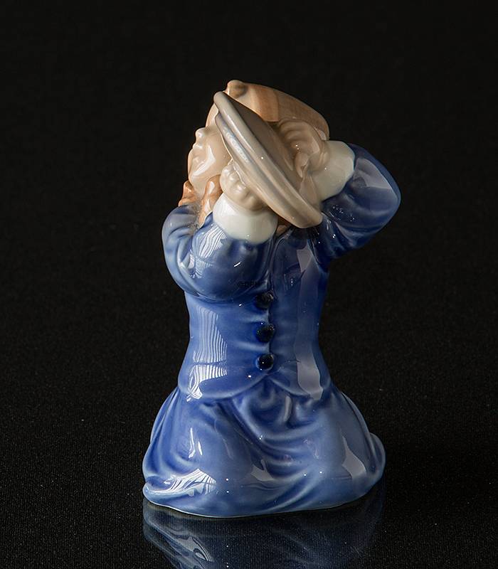 Pige med grydelåg, Royal Copenhagen figur nr. 3677