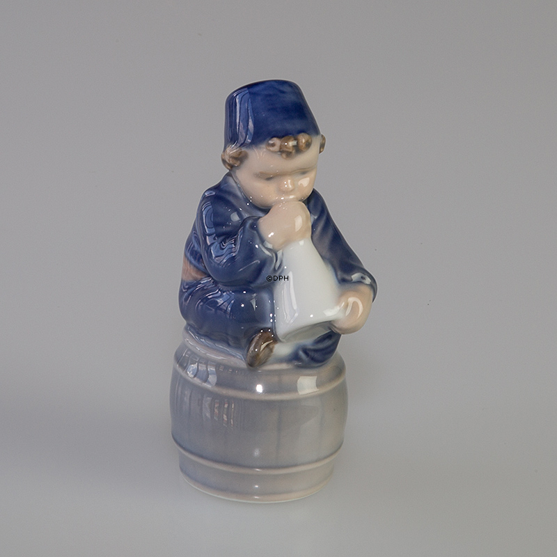 Dreng med Tudehorn, Lille hornblæser, Royal Copenhagen figur nr. 3689