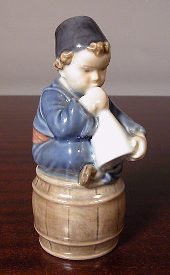 Dreng med Tudehorn, Lille hornblæser, Royal Copenhagen figur nr. 3689