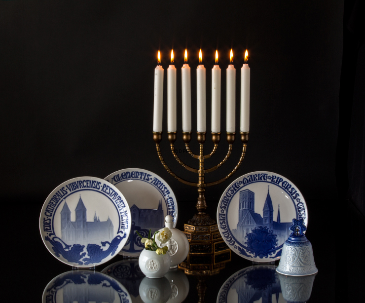 Hvid parfumeflaske med prop og engel Royal Copenhagen nr. 4010