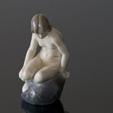 Mädchen auf dem Stein, die unten schaut, Royal Copenhagen Figur Nr. 4027