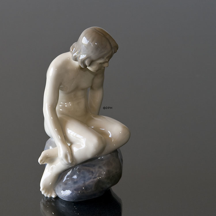 Pige på sten, Royal Copenhagen figur nr. 4027