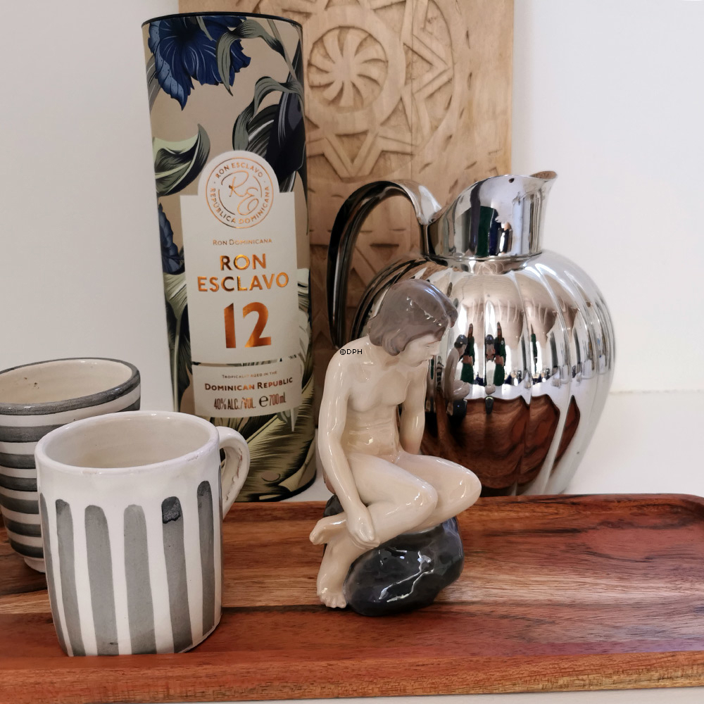 Pige på sten, Royal Copenhagen figur nr. 4027