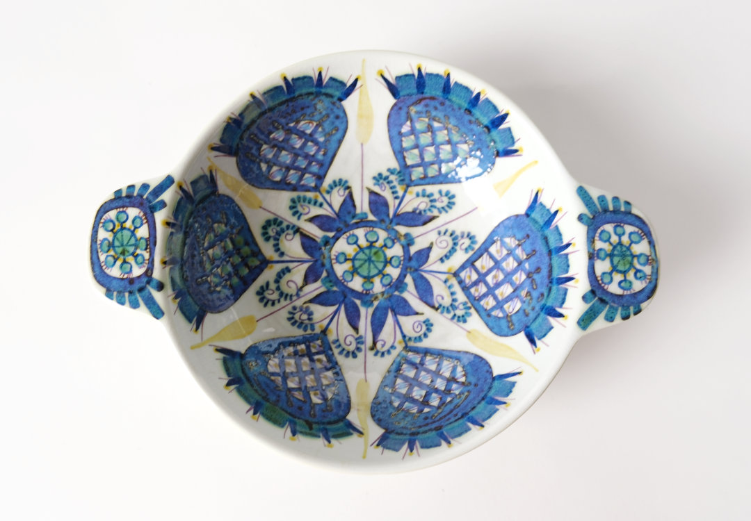 Fajance skål med hanke signeret MJ, Royal Copenhagen nr. 420-3122