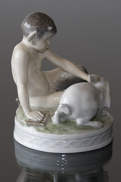 Faun med kanin,Royal Copenhagen figur nr. 439